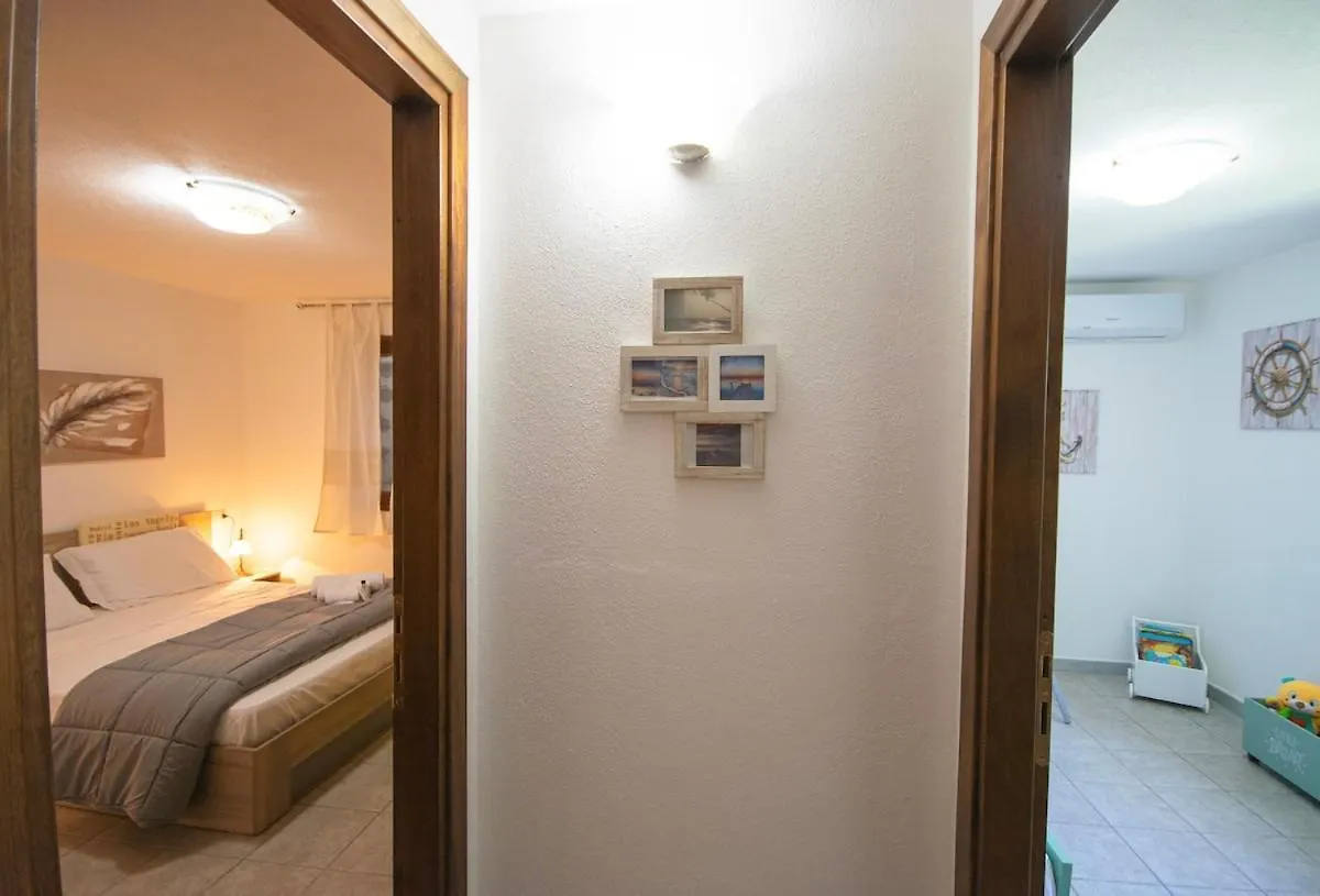 Veranda With Jacuzzi & Bbq 1 Minute From The Beach Capo Comino 0*,  إيطاليا