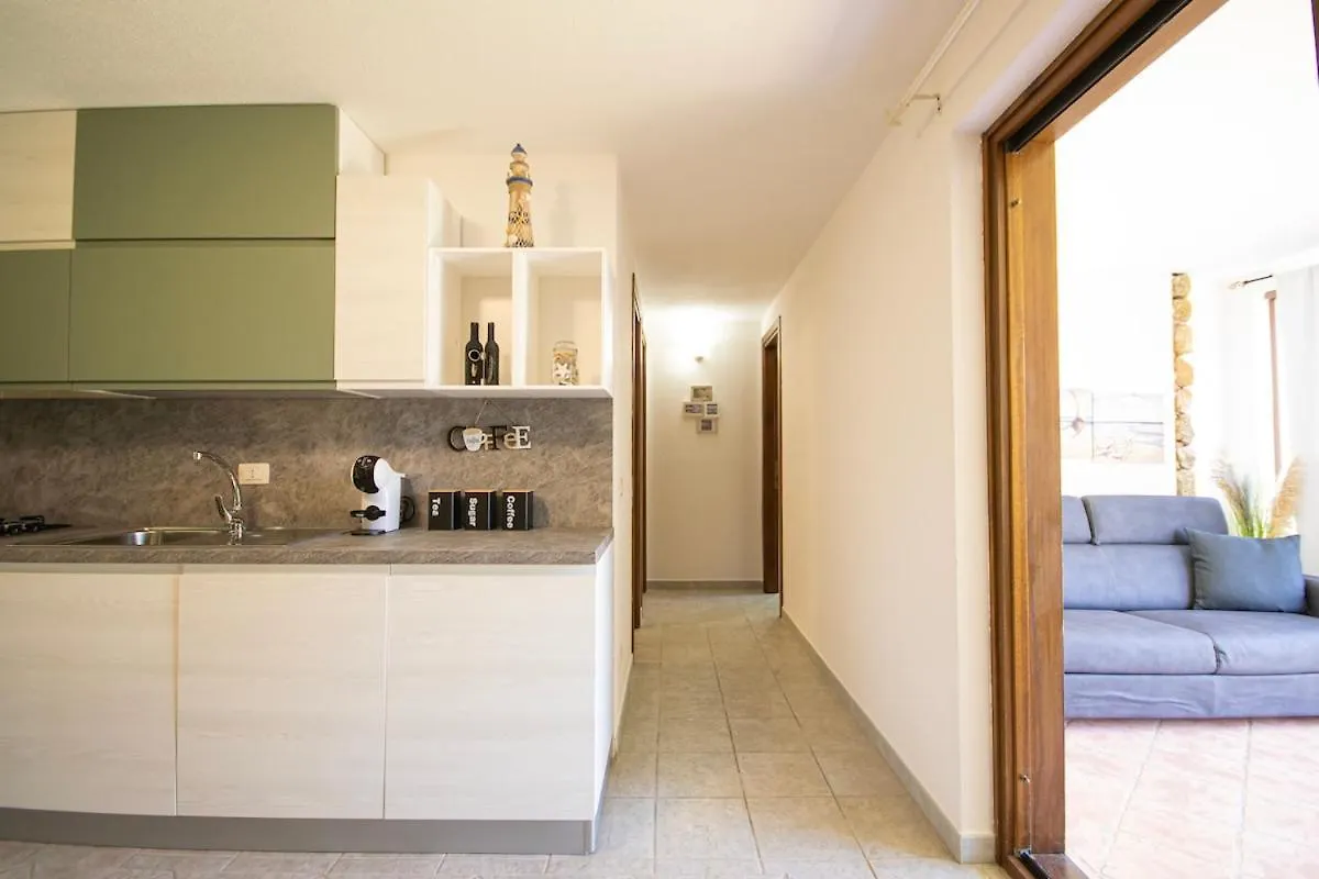 Veranda With Jacuzzi & Bbq 1 Minute From The Beach Capo Comino 0*,  إيطاليا