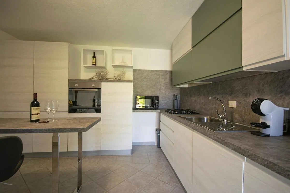 Veranda With Jacuzzi & Bbq 1 Minute From The Beach Capo Comino 0*,  إيطاليا